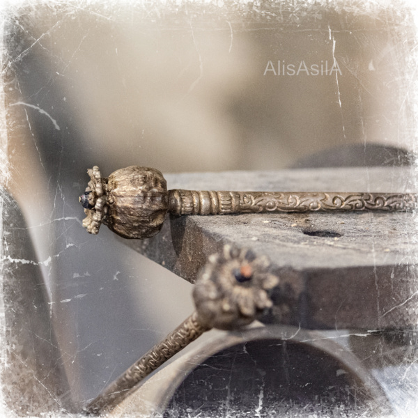 Silver poppies: decoration with sapphire, poppies